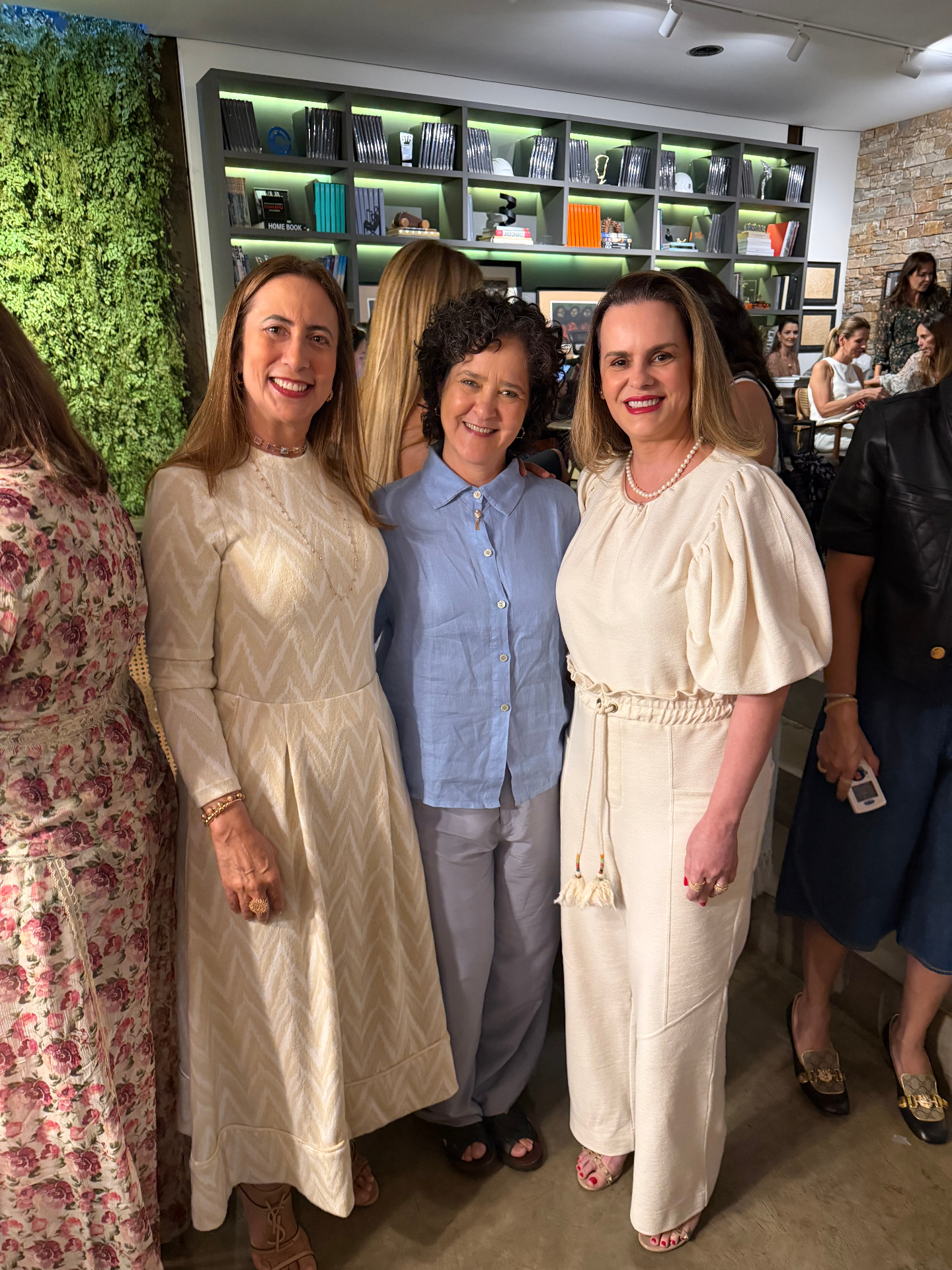Carla Amorim, Carla Madeira e Larissa Câmara no Chá Literário Mixed Goiânia — mediação literária em Goiânia